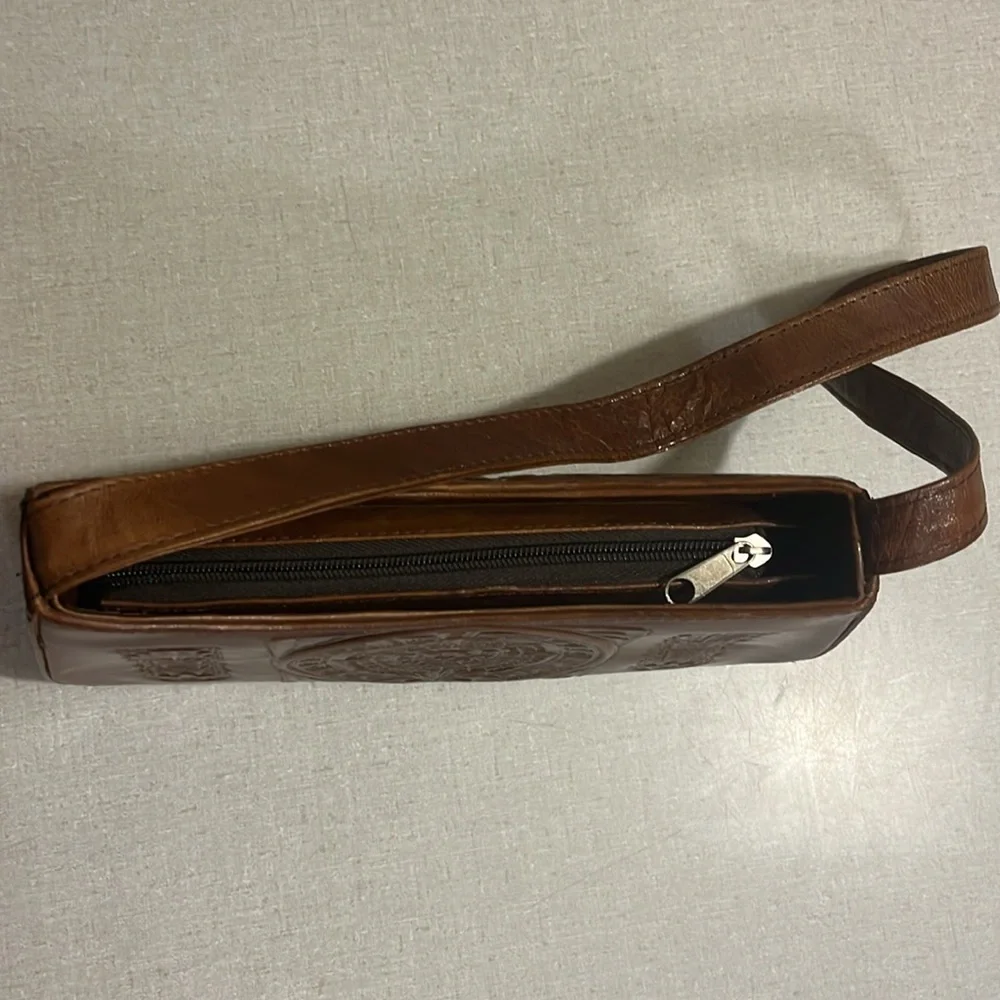 VEUC LEATHER SHOULDER BAG SM. TO MED. MADE IN MEXICO AS FEATURED ON THE FRONT. - Picture 8 of 12